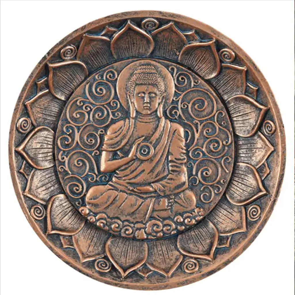 Porte-encens rond en métal effet bronze, décor Bouddha en méditation au centre entouré d’un motif fleur de lotus.