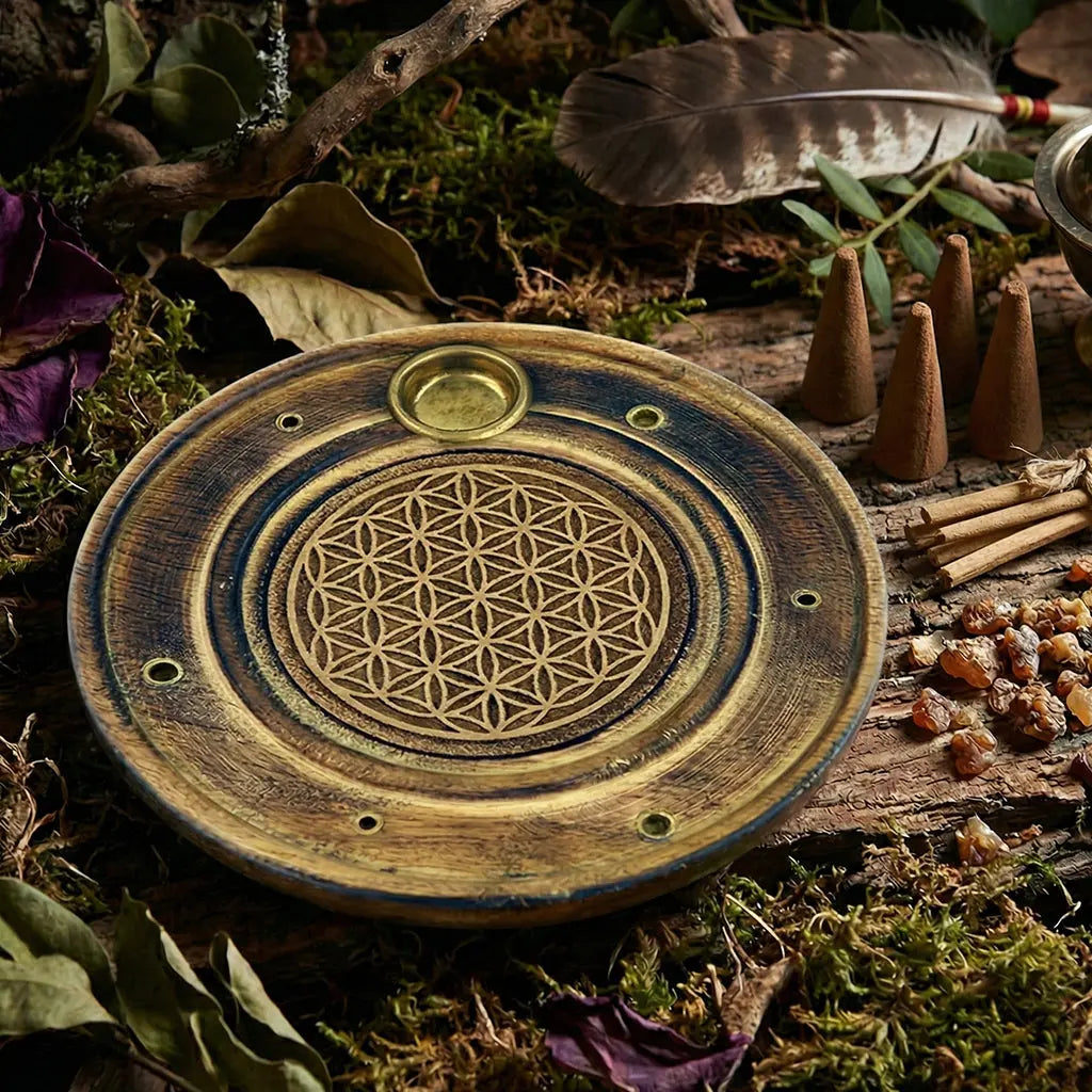 Porte encens bois rond - Gravé Fleur de vie posé sur une souche pour harmoniser l'espace.