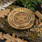 Porte encens bois rond - Gravé Pentacle posé sur une souche pour un rituel de protection.