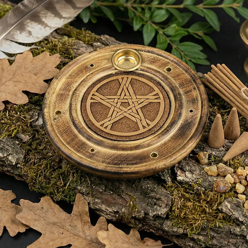 Porte encens bois rond - Gravé Pentacle posé sur une souche pour un rituel de protection.