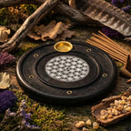 Porte encens bois rond - Noir Fleur de Vie posé sur une souche pour un rituel d'harmonisation.
