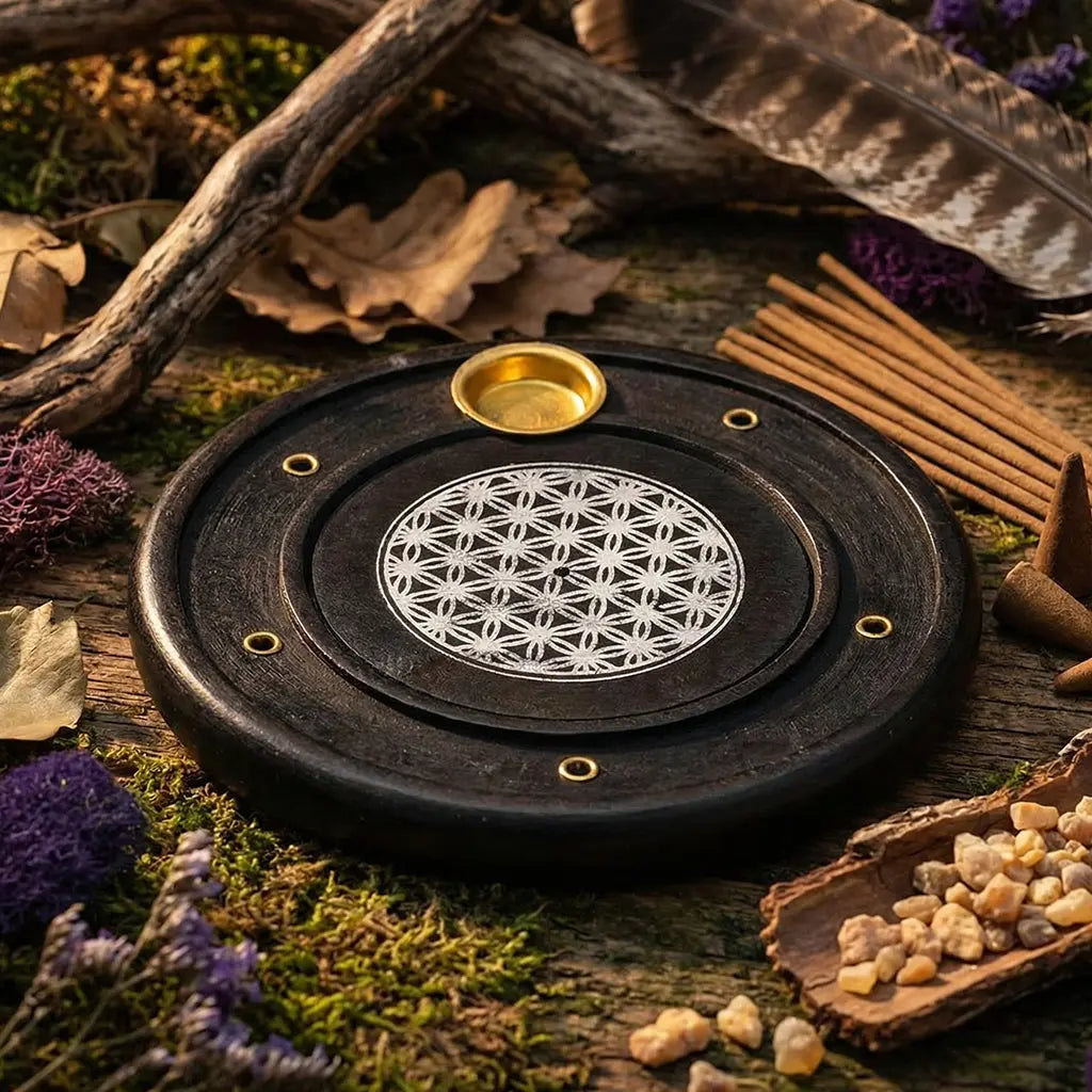 Porte encens bois rond - Noir Fleur de Vie posé sur une souche pour un rituel d'harmonisation.