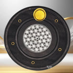 Porte-encens rond noir avec motif « Fleur de Vie » blanc au centre et insert doré pour cône, sur fond clair.
