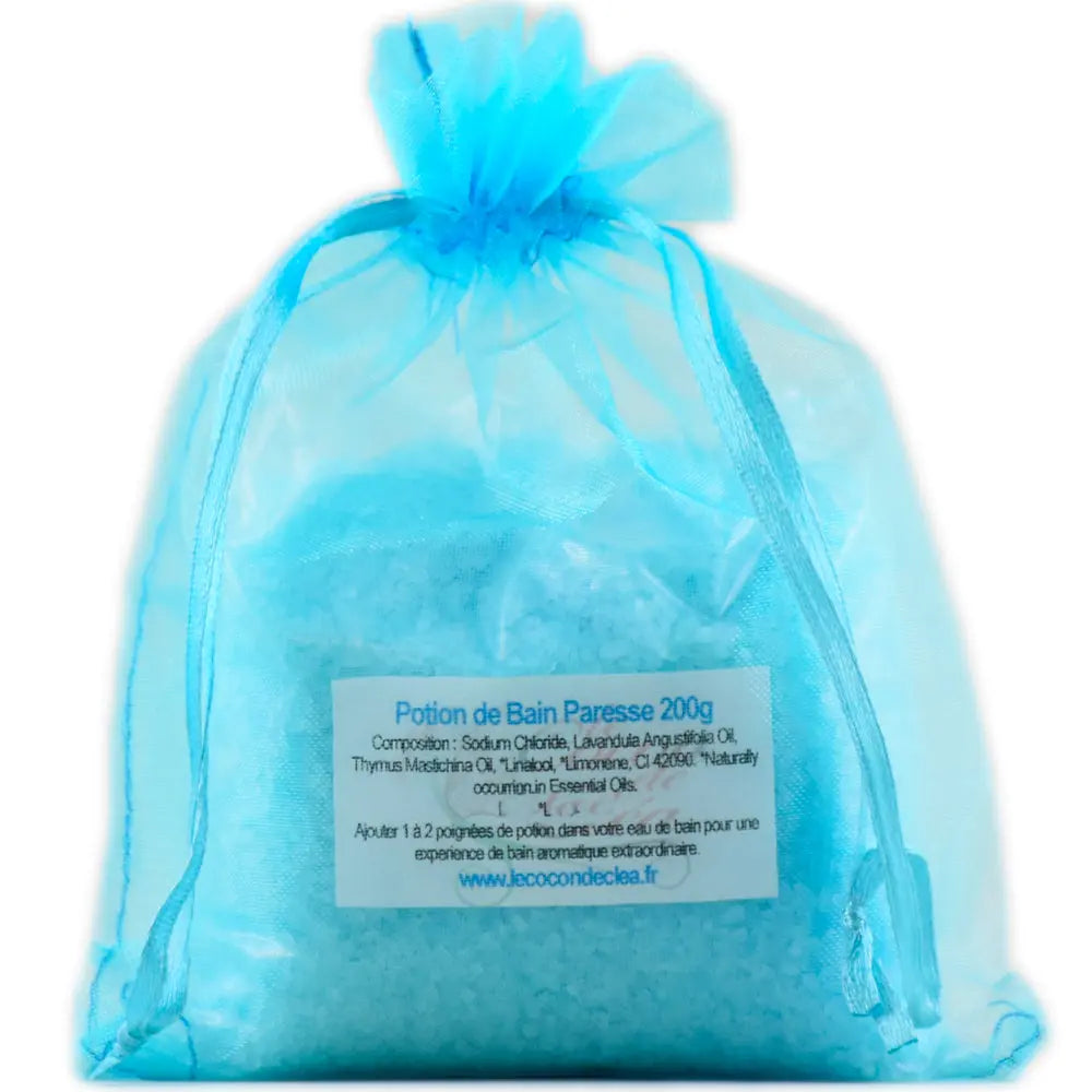 Sachet en organza bleu turquoise rempli de sels de la Potion de bain Paresse sur fond blanc