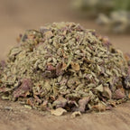 Gros plan sur une poudre magique d’amour à base de lavande et de pétales de rose.