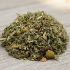 Poudre magique d’argent, mélange d’herbes séchées et d’épices en tas sur fond en bois.