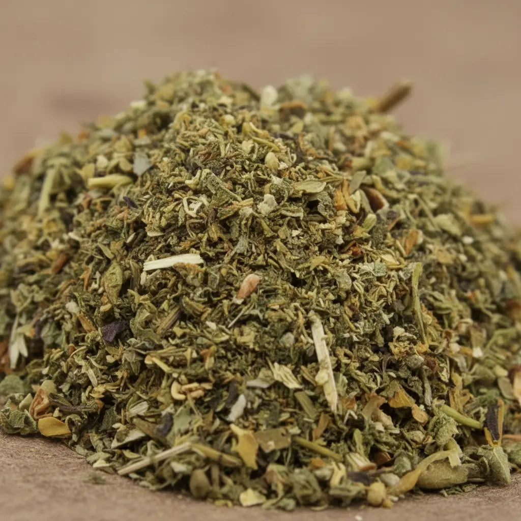 Poudre magique de chance, mélange d’herbes séchées finement coupées en petit tas.