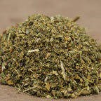 Poudre magique de chance, mélange d’herbes séchées finement coupées en petit tas.