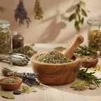 Poudre magique de chance, mélange d’herbes séchées dans un mortier en bois sur une table d’herboristerie.