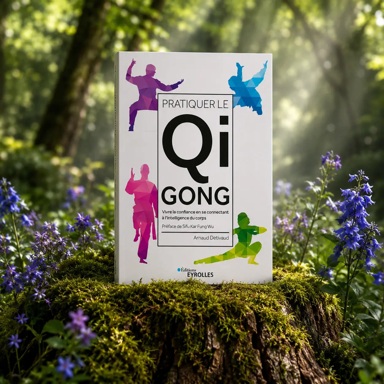 Livre Pratiquer le Qi Gong - Arnaud Detivaud sur mousse sacrée au pied d'un arbre, entouré de fleurs violettes sous des rayons de soleil magiques.