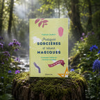 Livre Pratiques Sorcières et Rituels Magiques - Patrick Guérin sur mousse sacrée au pied d'un arbre, entouré de fleurs violettes sous des rayons de soleil magiques.
