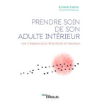 Une envolée d'oiseaux sombres traverse un soleil rose aquarelle sur la couverture blanche du livre d'Ariane Calvo, axé sur le fait de prendre soin de son adulte intérieur.