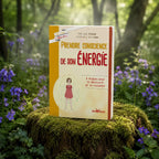 Livre Prendre Conscience de son Energie - Mary Laure Teyssedre sur mousse sacrée au pied d'un arbre, entouré de fleurs violettes sous des rayons de soleil magiques.