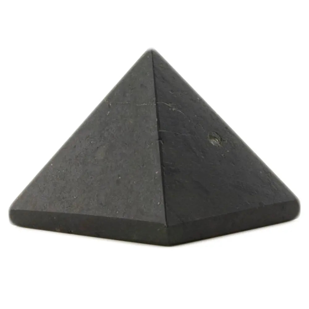 Pyramide sculptée en Tourmaline noire avec une finition polie sur fond blanc.