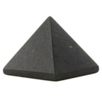 Pyramide sculptée en Tourmaline noire avec une finition polie sur fond blanc.
