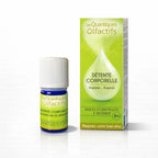 Un flacon de complexe d'huiles essentielles bio "Détente Corporelle" de la gamme Les Quantiques Olfactifs, accompagné de son étui vert anis, présenté avec son reflet sur un fond blanc.