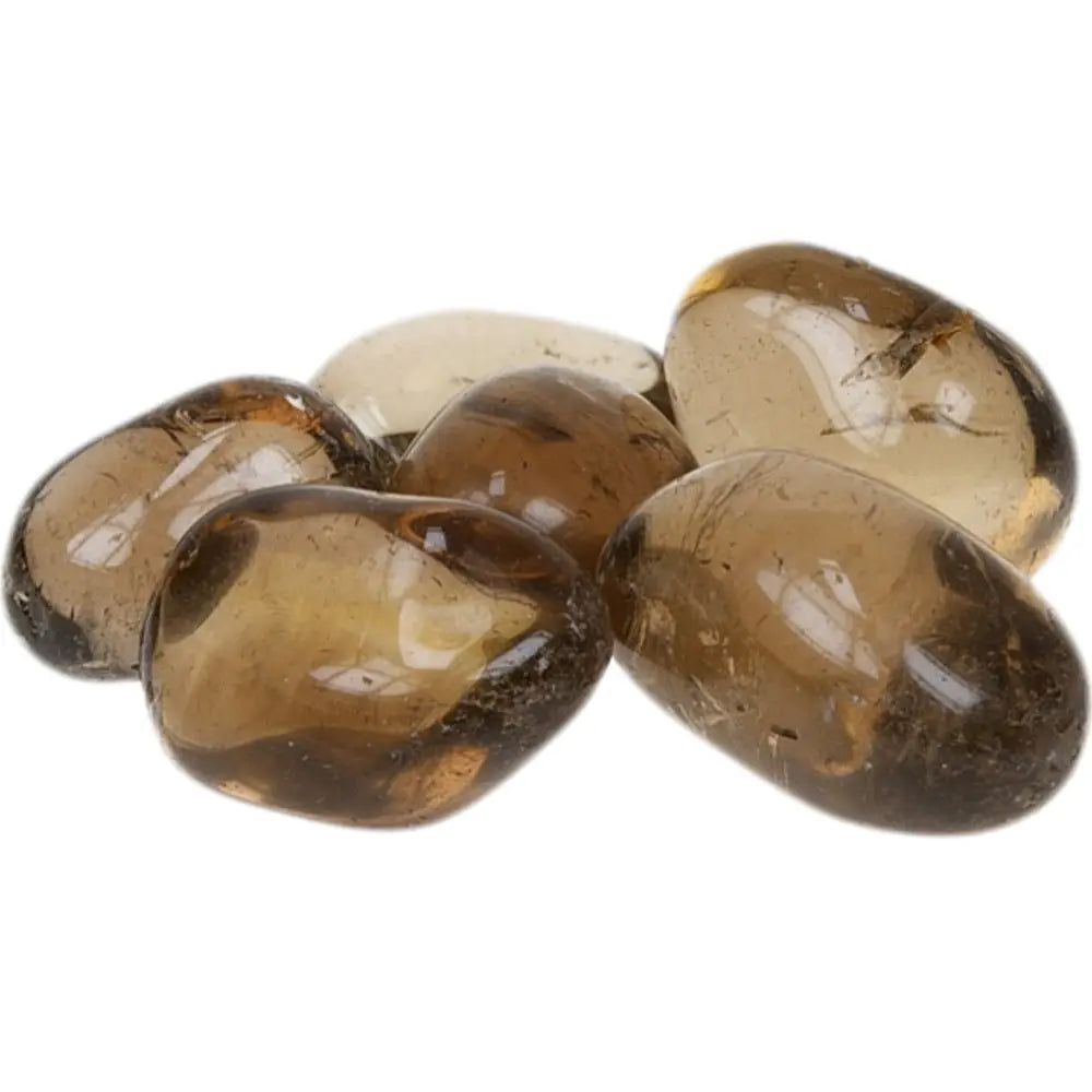 Un groupe de pierres de quartz fumé roulées aux nuances brunes translucides et aux surfaces polies, regroupées sur un fond blanc uni.