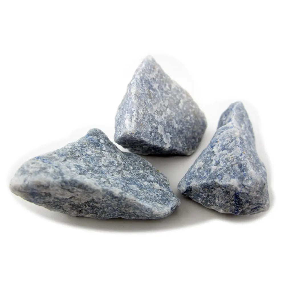 Trois morceaux de quartz lazuli brut, présentant des teintes bleu clair chinées de blanc et de gris, disposés sur un fond blanc.