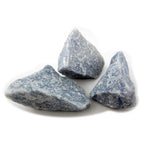 Trois morceaux de quartz lazuli brut, présentant des teintes bleu clair chinées de blanc et de gris, disposés sur un fond blanc.