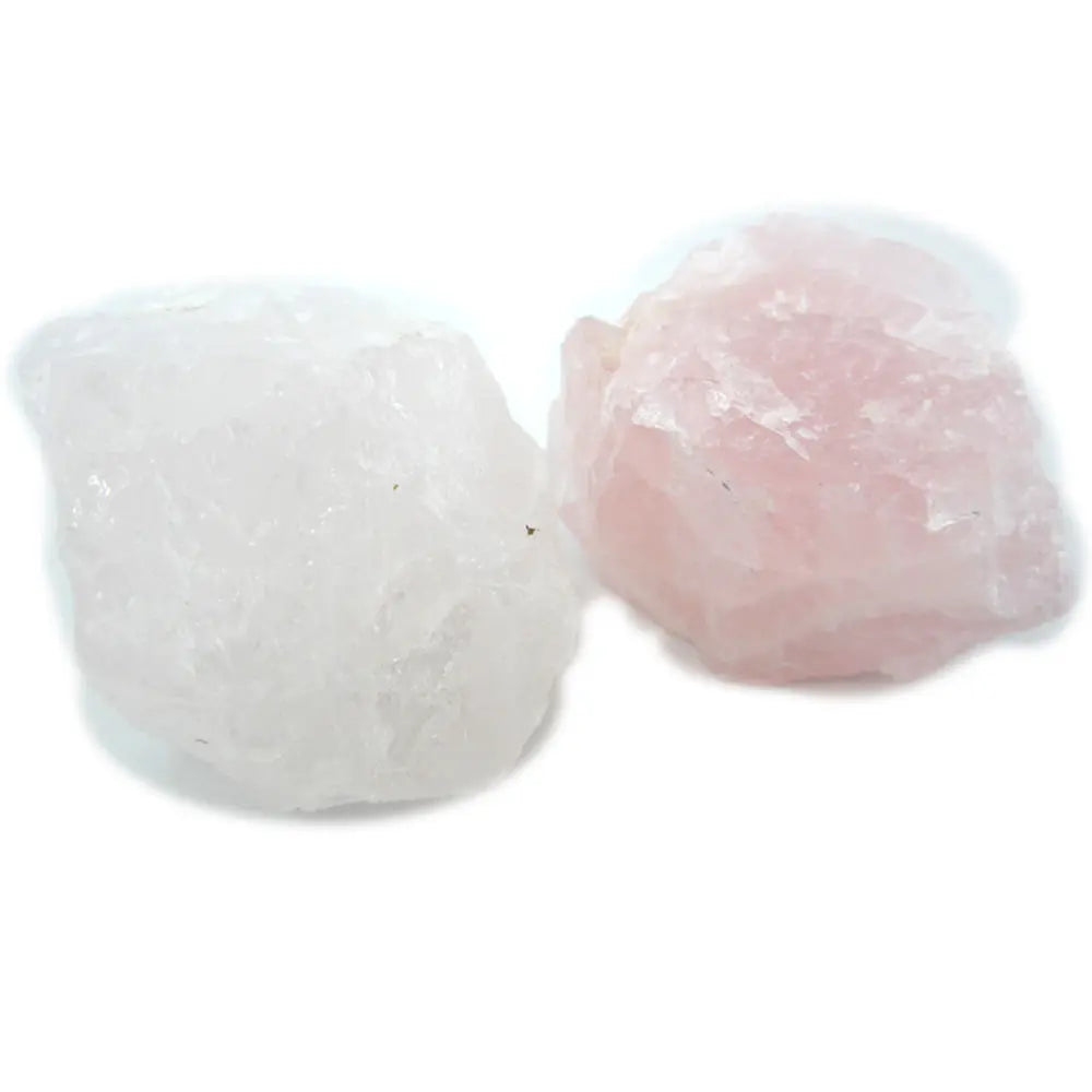 Deux morceaux de quartz rose brut, l'un d'un rose très pâle presque blanc et l'autre d'un rose plus soutenu, présentés côte à côte sur un fond blanc.
