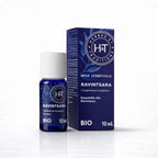 Un flacon de 10 ml d'huile essentielle de ravintsara bio de la marque Herbes & Traditions, accompagné de son étui en carton bleu foncé assorti, présenté sur un fond blanc.