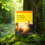 Livre Remonter son Energie - Luc Bodin sur mousse sacrée au pied d'un arbre, entouré de fleurs violettes sous des rayons de soleil magiques.