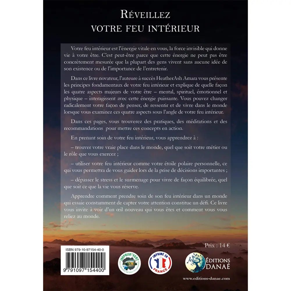 Quatrième de couverture du livre Réveillez votre feu intérieur affichant le texte de présentation sur fond de paysage de montagnes au coucher de soleil, avec un code-barres et des logos environnementaux en bas.