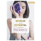 La couverture du livre "Révélez votre potentiel grâce aux pierres" d'Aurélie Hedin, illustrée par une femme tenant une druse d'améthyste devant son visage, publiée par Améthyste Éditions.