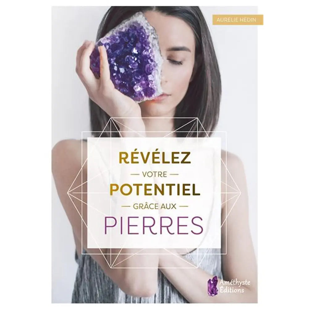 La couverture du livre "Révélez votre potentiel grâce aux pierres" d'Aurélie Hedin, illustrée par une femme tenant une druse d'améthyste devant son visage, publiée par Améthyste Éditions.