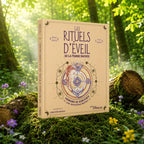 Livre Les Rituels d'Eveil de la Femme Sacrée - Daisy et Julie Bodin sur mousse sacrée au pied d'un arbre, entouré de fleurs violettes sous des rayons de soleil magiques.