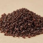 Gros plan sur un monticule de grains d'encens de résine Roi Mage N°1, montrant une couleur brun-rouge foncé, uniforme et brillante, avec une texture granuleuse.
