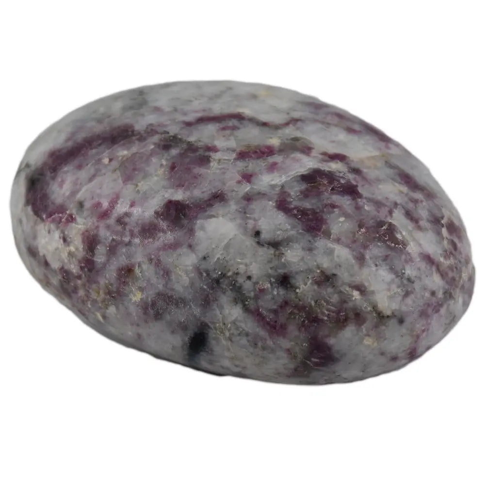 Gros galet de Rubellite (Tourmaline rose) polie avec inclusions violettes et blanches sur fond blanc.