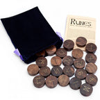 Set de runes en bois gravées en doré, avec pochette en velours bleu et fiche d’information Runes, sur fond blanc.