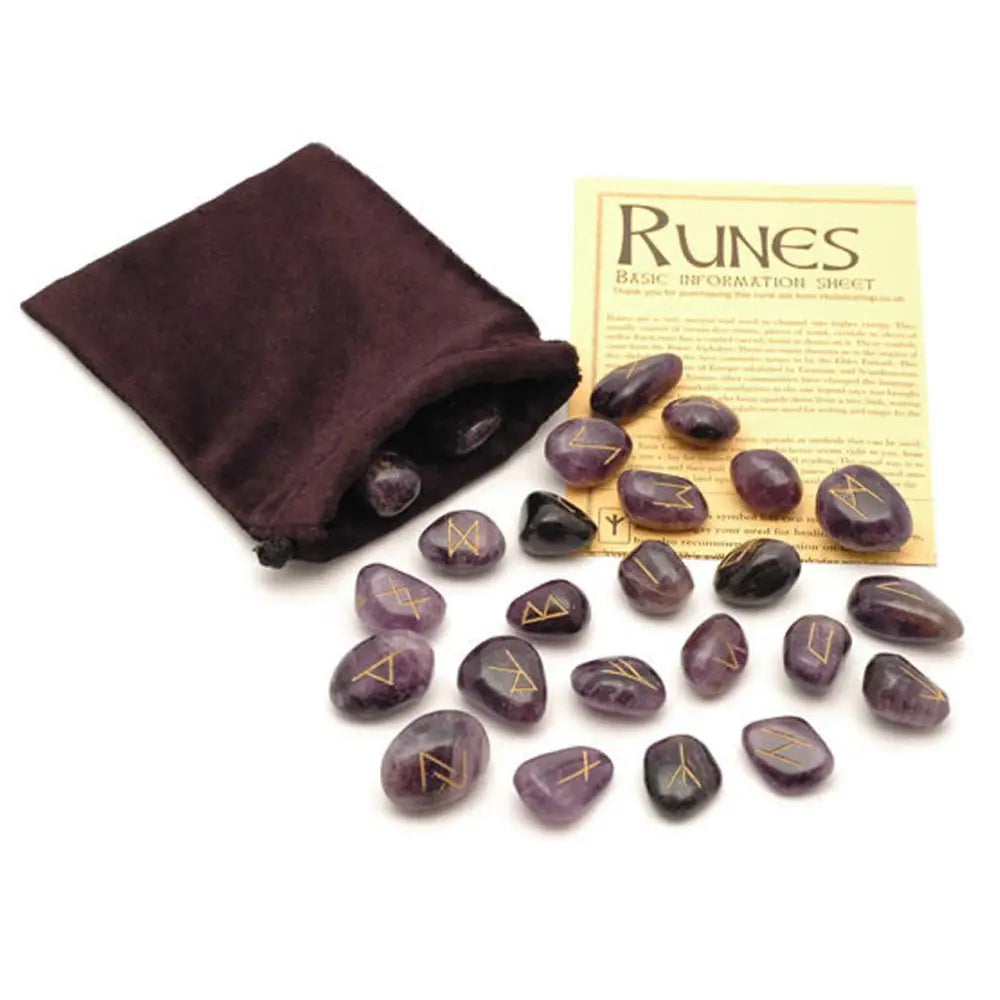 Set de runes en améthyste violette gravées dorées, avec pochette en velours marron et fiche d’information sur les runes.