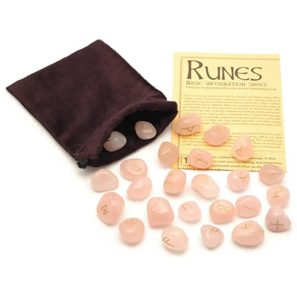 Set de runes en quartz rose gravées dorées, avec pochette en velours marron et fiche d’information sur les runes.