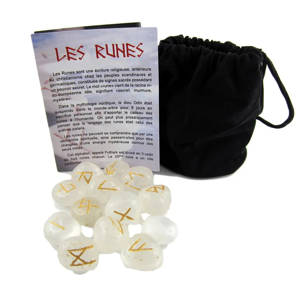 Jeu de runes en cristal de roche transparent gravées dorées, avec pochette noire et carte explicative Les Runes, sur fond blanc.