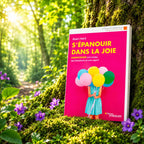 Livre S'épanouir dans la Joie - Alain Héril sur mousse sacrée au pied d'un arbre, entouré de fleurs violettes sous des rayons de soleil magiques.