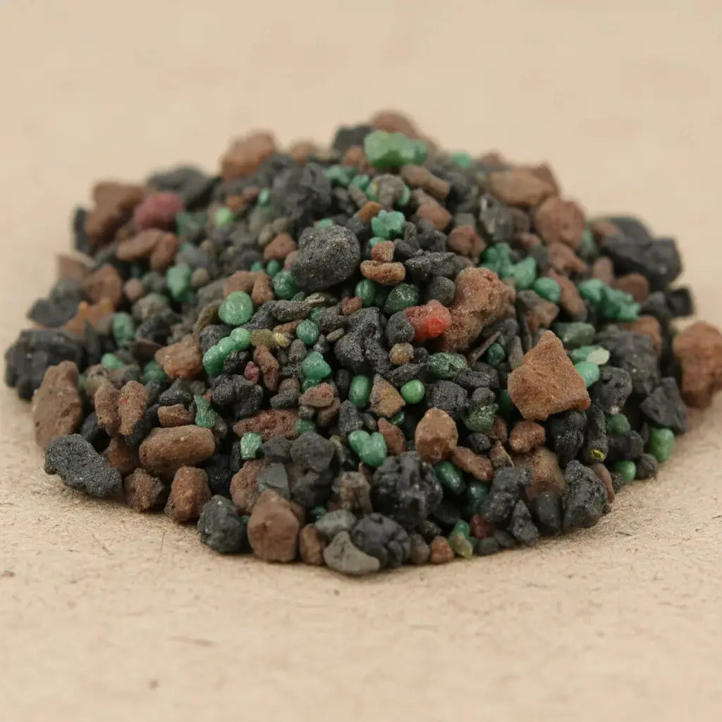 Gros plan sur un monticule de grains d'encens de résine Saint Benoît, mélange de gros morceaux noir/gris anthracite, de brun terre cuite et de petits grains verts.