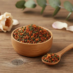 Grains d'encens de résine Saint-Esprit, mélange de couleurs terre cuite et vert olive, dans un petit bol en bois avec cuillère, sur une surface en bois rustique.