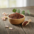 Grains d'encens de résine Saint Expédit, mélange de teintes rouge foncé et verte, dans un petit bol en bois avec cuillère, sur une table rustique.