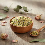 Grains d'encens de résine Saint Raphaël dans un bol en bois, avec cuillère et pétales de rose séchées.