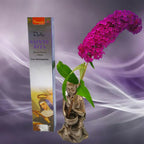 Boîte d'encens naturel Vedic Sainte Rita Oliban argentée avec illustration de la sainte, statuette de moine et fleur violette sur fond mauve