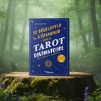 Livre bleu nuit Se Développer et S'épanouir avec le Tarot Divinatoire de Carole-Anne Eschenazi posé sur une souche, orné d'étoiles et d'un soleil doré.
