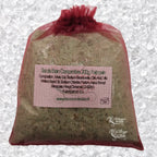 Sachet en organza bordeaux rempli de Sel de bain concombre artisanal 200g sur un fond de cristaux blancs.