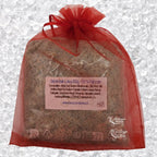 Sachet en organza rouge rempli de Sel de bain lotus artisanal 200g sur un fond de cristaux blancs.