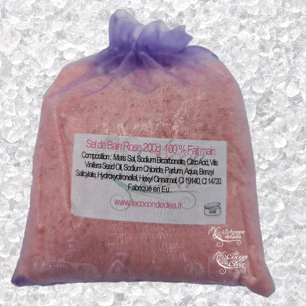 Sachet en organza mauve rempli de Sel de bain rose artisanal 200g sur un fond de cristaux blancs.