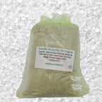 Sachet en organza vert rempli de Sel de bain thé vert artisanal 200g sur un fond de cristaux blancs.