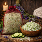 Cristaux de Sels de Bain Concombre vert tendre dans un bol en bois avec rondelles de concombre et sachet bordeaux.