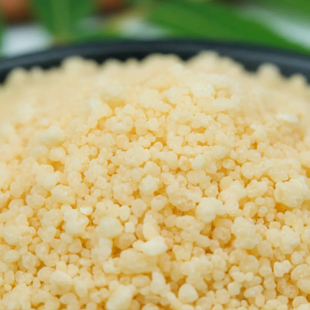 Gros plan sur les grains jaune orangé et la texture granuleuse du sel infusé Cannelle Orange