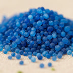 Gros plan sur des cristaux de sel infusé Maison Paisible, texture cristalline bleue.
